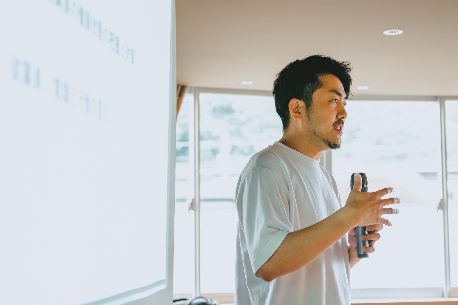毎月課題に取り組み、定例会で発表を行なう。